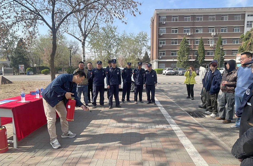 教师讲解火灾预防基础。天津工艺美术职业学院供图